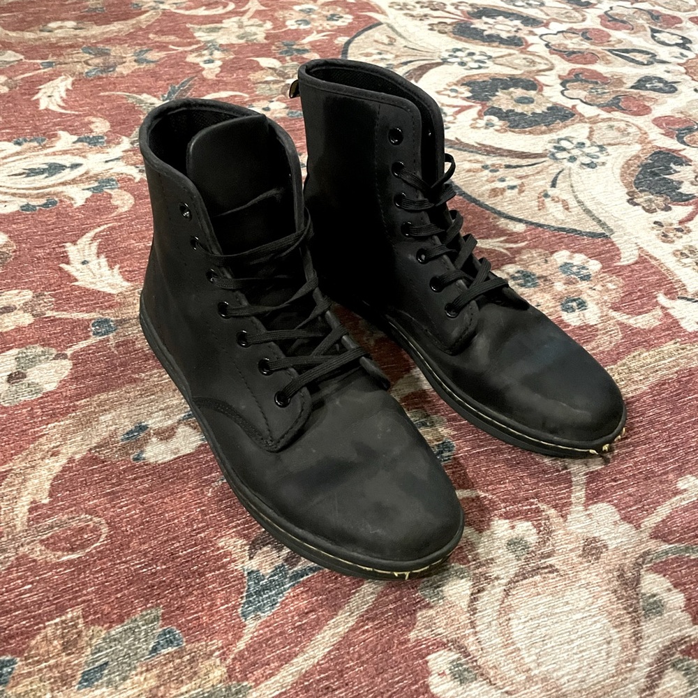 Women’s size 9 Dr Marten Boots